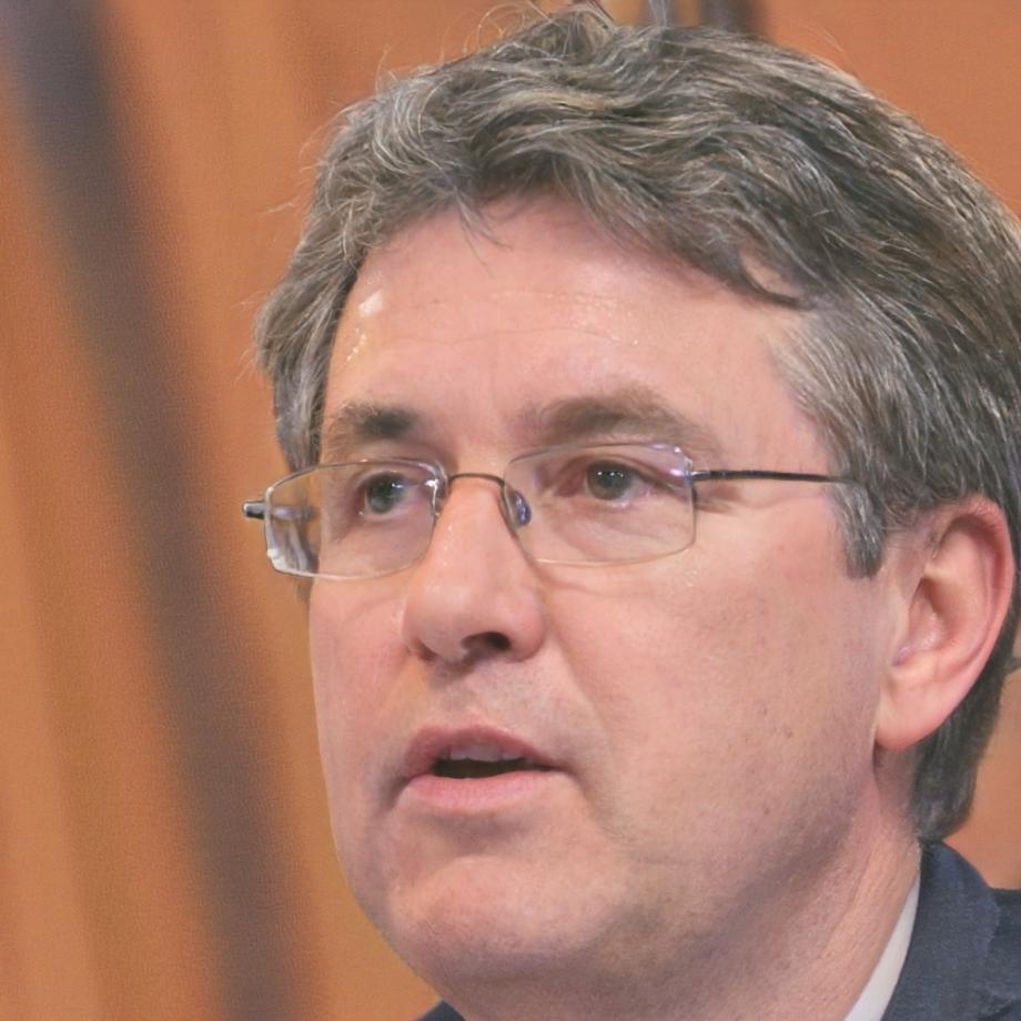 Porträt von Felix Hartmann, Experte für Online-Farbberatung