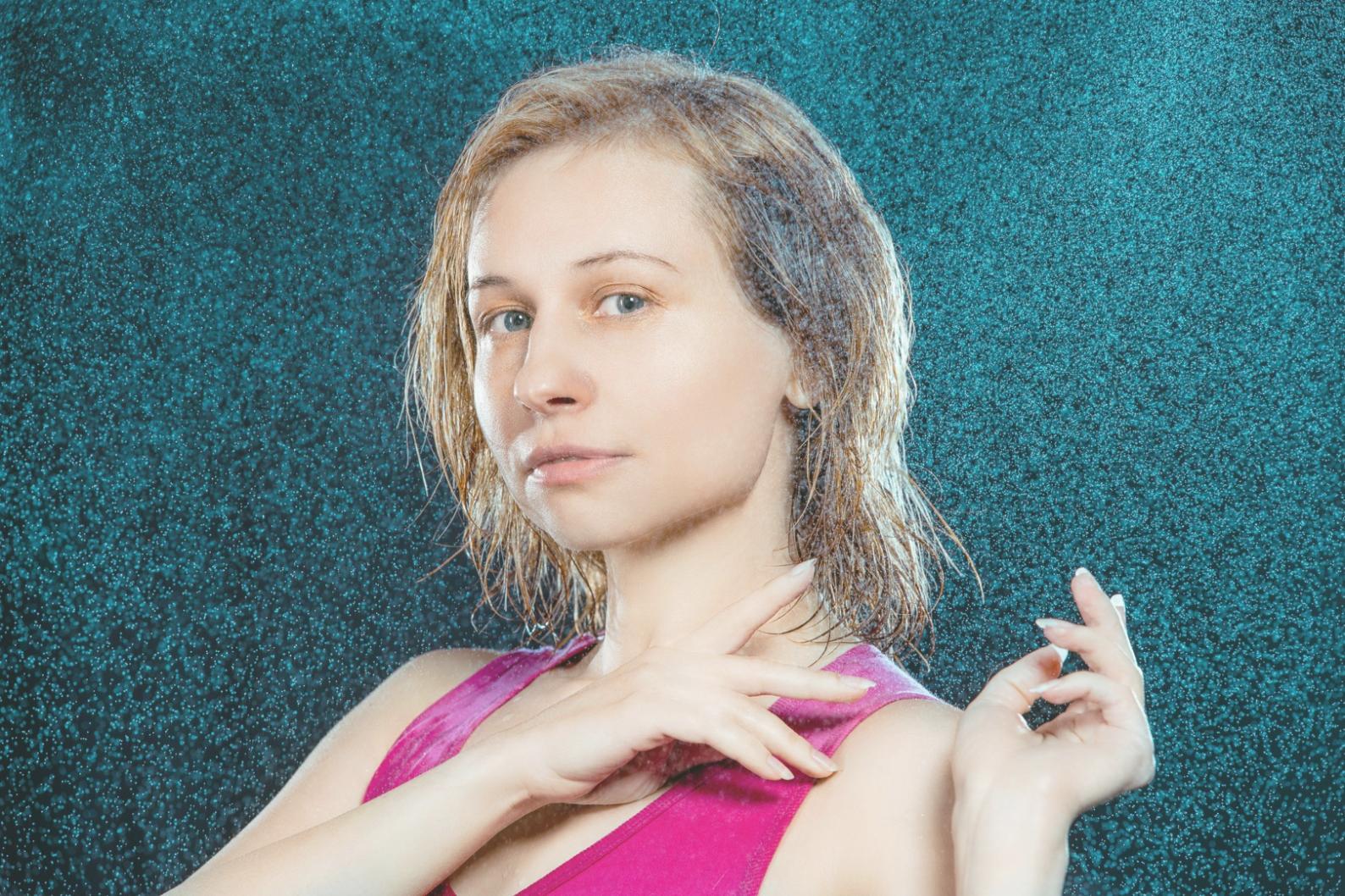 Professionelle Farbanalyse Sitzung mit verschiedenen Farbtüchern